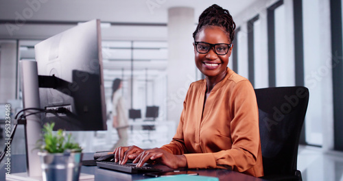 Fotografía Efficient African American Businesswoman Managing Documents