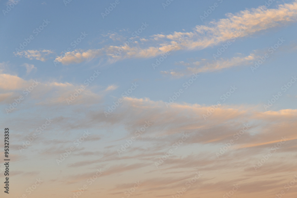 Obraz premium Beautiful sunset sky with thin clouds.