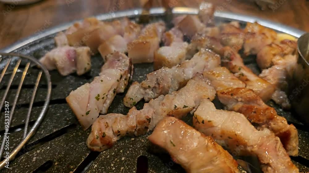 삼겹살 고기를 굽고 있는 모습 삼겹살 고기를 굽고 있는 모습