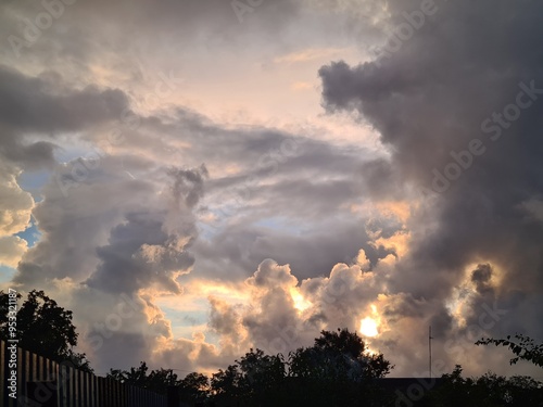 Serene Sunset Sky with Cirrus Clouds: A Perfect Background or Wallpaper
 photo