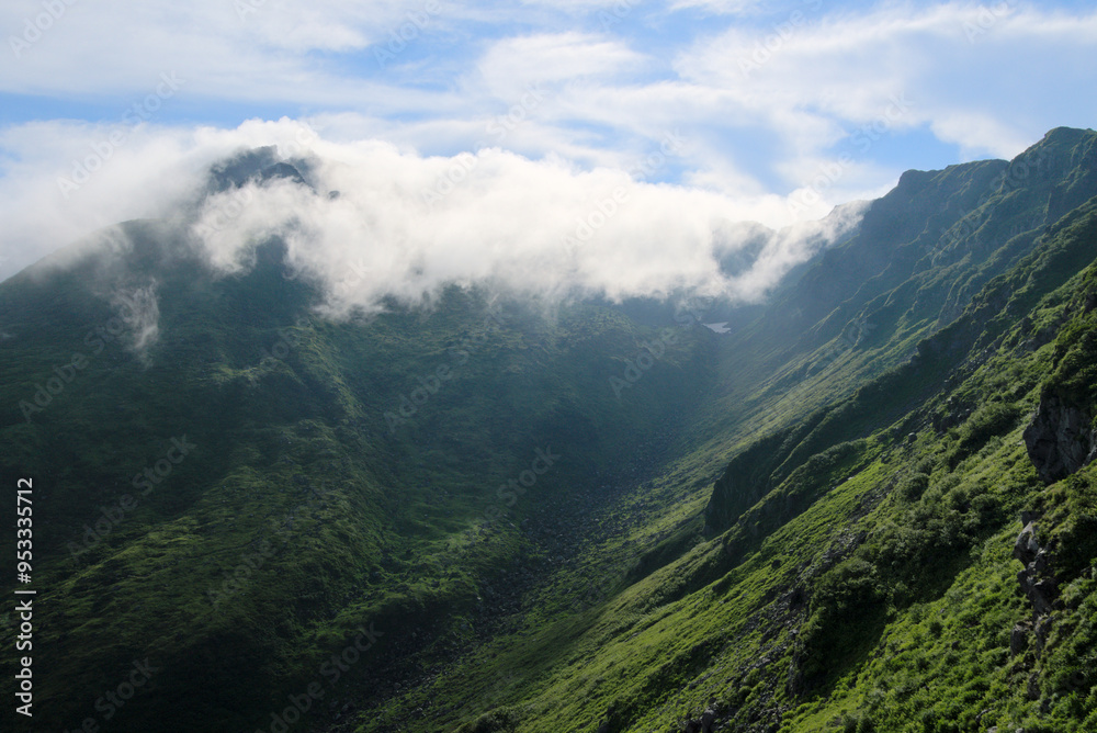 Obraz premium 雲湧く鳥海山