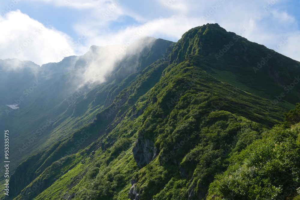 Naklejka premium 雲流れる鳥海山の外輪山