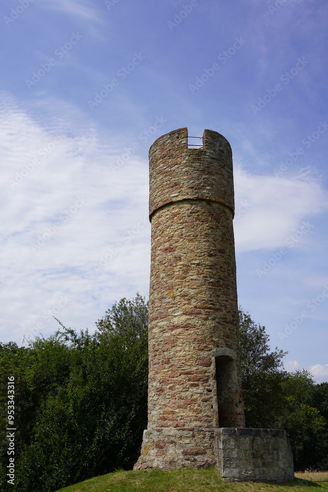 Dicker Turm auch Wartturm in Niederlauer in Bayern an einem sonnigen Tag im Sommer Dicker Turm auch Wartturm in Niederlauer in Bayern an einem sonnigen Tag im Sommer