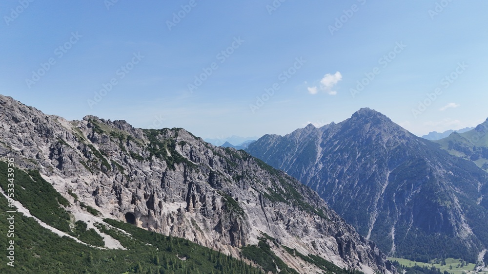 Fototapeta premium Die wundervolle Bergwelt in Malbun in Liechtenstein im Sommer mit der Drohne aufgenommen