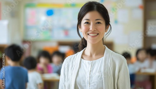 Obraz na płótnie 日本の小学校の教室で先生が微笑んでいる。背景には生徒たち