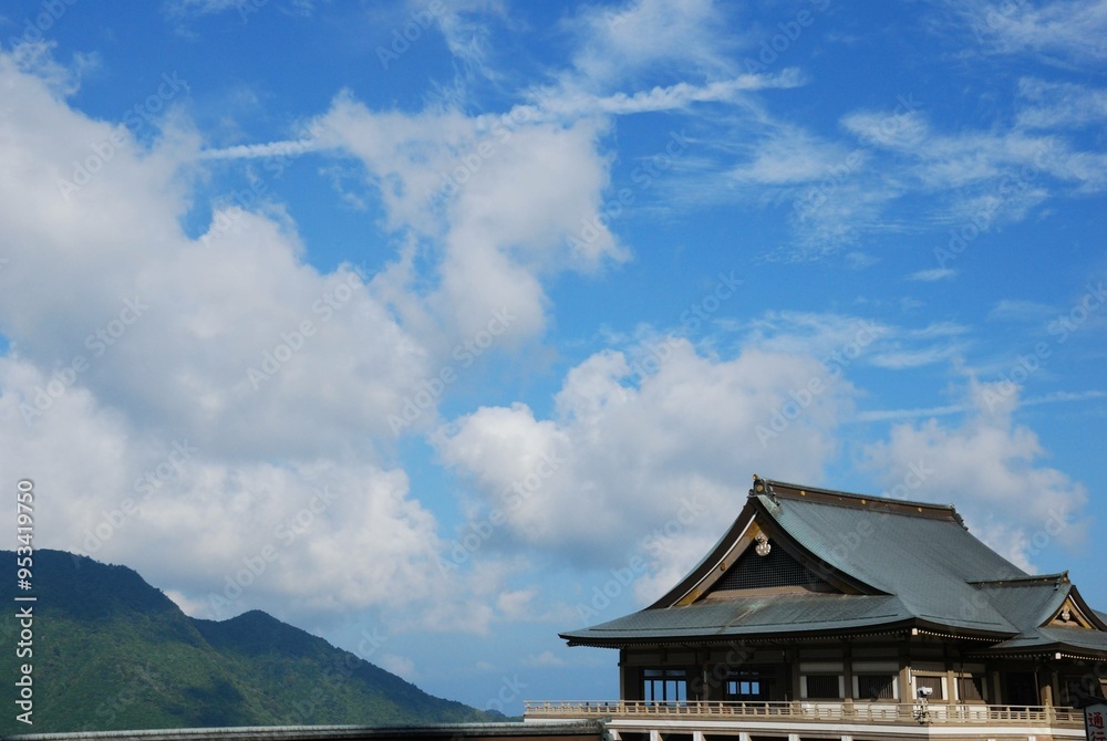 Obraz premium 山の中の神社仏閣