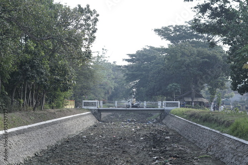 Musim kemarau di Jawa Timur Indonesia, sungai kering banyak limbah sampah