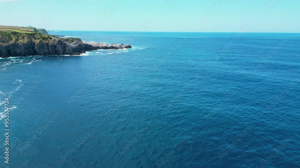 Steinige, steile Küste der Azoren-Insel Terceira – Drohnenaufnahme des klaren blauen Atlantiks Steinige, steile Küste der Azoren-Insel Terceira – Drohnenaufnahme des klaren blauen Atlantiks