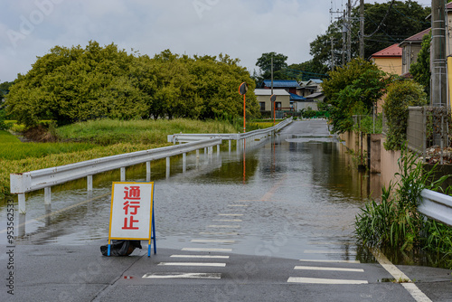豪雨で冠水した通行止め道路