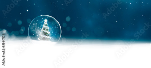 Schneekugel mit Weihnachtsbaum in unscharfen Hintergrund mit Schneeflocken