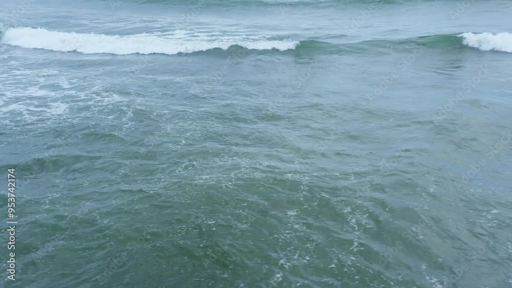 ドローン映像:夏の青い海、打ち寄せる壮大な波を間近で撮影 ドローン映像:夏の青い海、打ち寄せる壮大な波を間近で撮影