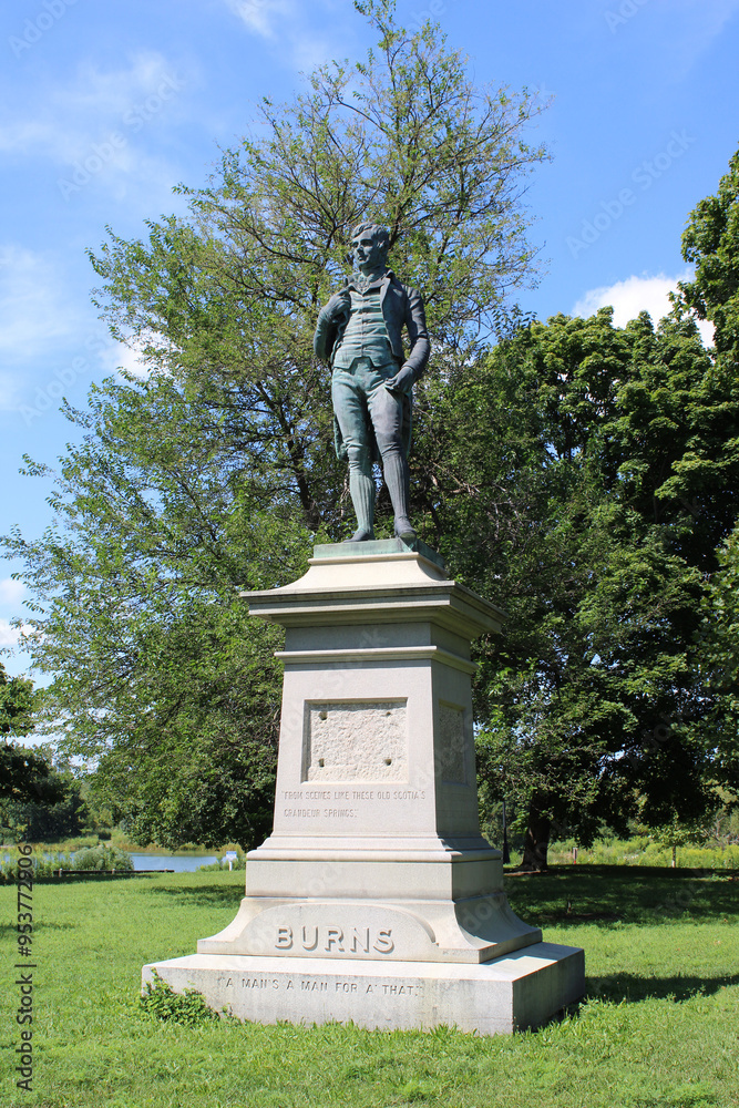 Obraz premium Robert Burns bronze statue on a marble pedestal at Garfield Park in Chicago