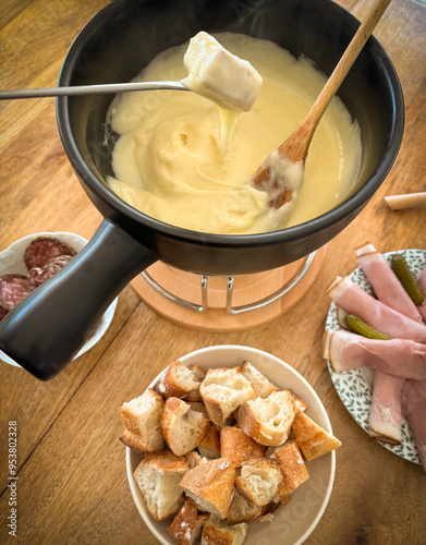 Fototapeta Naklejka Na Ścianę i Meble -  fondue savoyarde
