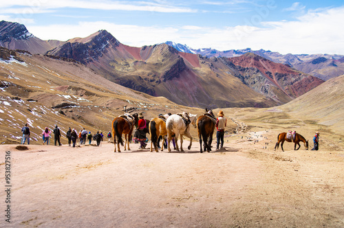 Arrieros de comunidades indígenas con sus caballos en Vinicunca o montaña de siete colores. Cusco. Perú.