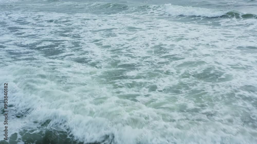 ドローン映像:夏の青い海、打ち寄せる壮大な波を間近で撮影 ドローン映像:夏の青い海、打ち寄せる壮大な波を間近で撮影