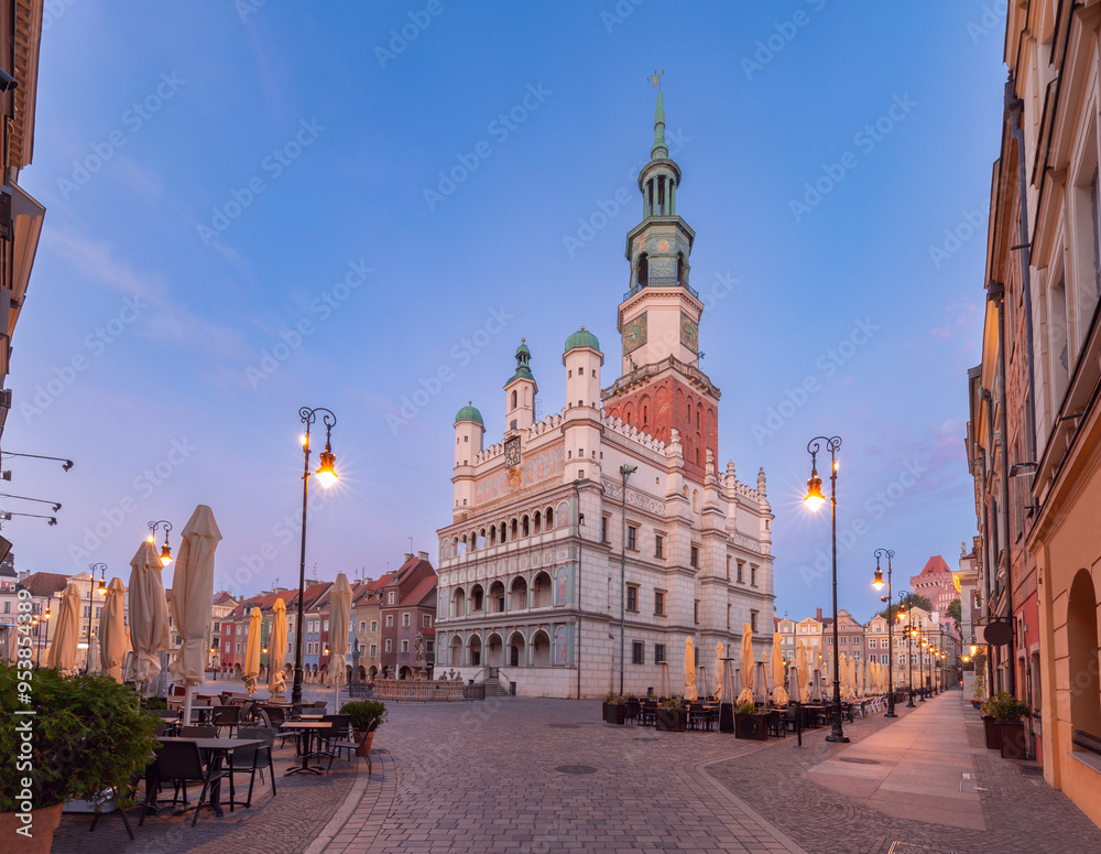 Naklejka premium The old bell tower with the clock of the town hall during blue hour in Poznan
