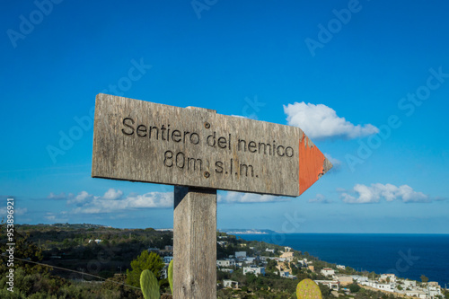 Un cartello di legno che indica la direzione per il Sentiero del nemico lungo il Cammino del Salento che da Lecce porta a Santa Maria di Leuca photo