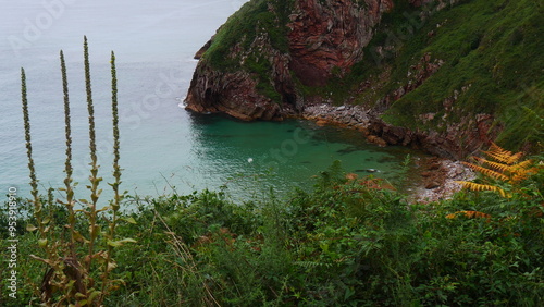 Belle petite plage entre deux falaises, endroit discret, pente raide, sous la belle verdure des Asturies en Espagne, coin de paradis, magnifique endroit bien préservé, mer bleu turquoise photo