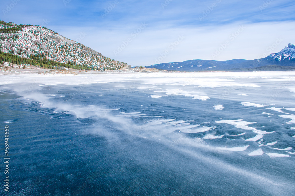 Obraz premium Winter landscape with mountains and frozen Lake.