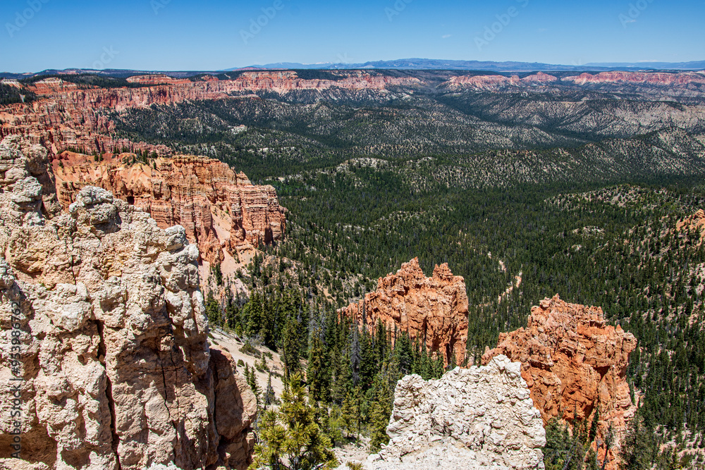 Fototapeta premium Majestic view of Bryce Canyon from the Rim Trail.