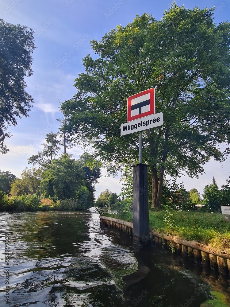 Müggelspree - Fluss mit Müggelspree - Schild in Berlin Rahnsdorf Müggelspree - Fluss mit Müggelspree - Schild in Berlin Rahnsdorf