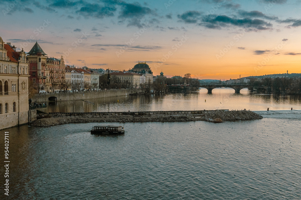 Obraz premium Beautiful winter sunset in Prague