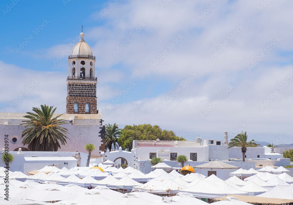 Φωτογραφία Bell tower of Nuestra Senora de Guadalupe Church in the picturesque white villag