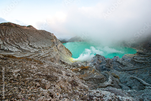 vulkan kawah ijen iauf der insel java photo