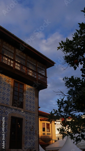 Visite de la ville historique des Asturies Llanes avec ses belles façades de maisons colorées, attraction touristique, histoire d'installation des Argentins, séjour d'exploration, anciens batiments