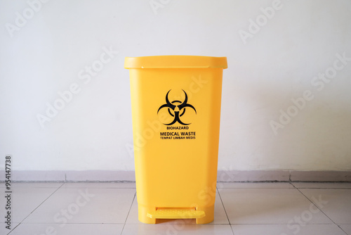 Cuadro en lienzo Medical waste bin