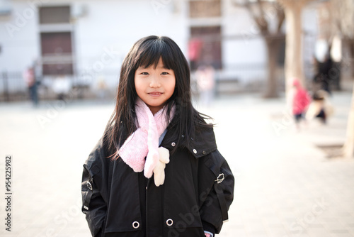 Foto Cute little Chinese girl outdoors