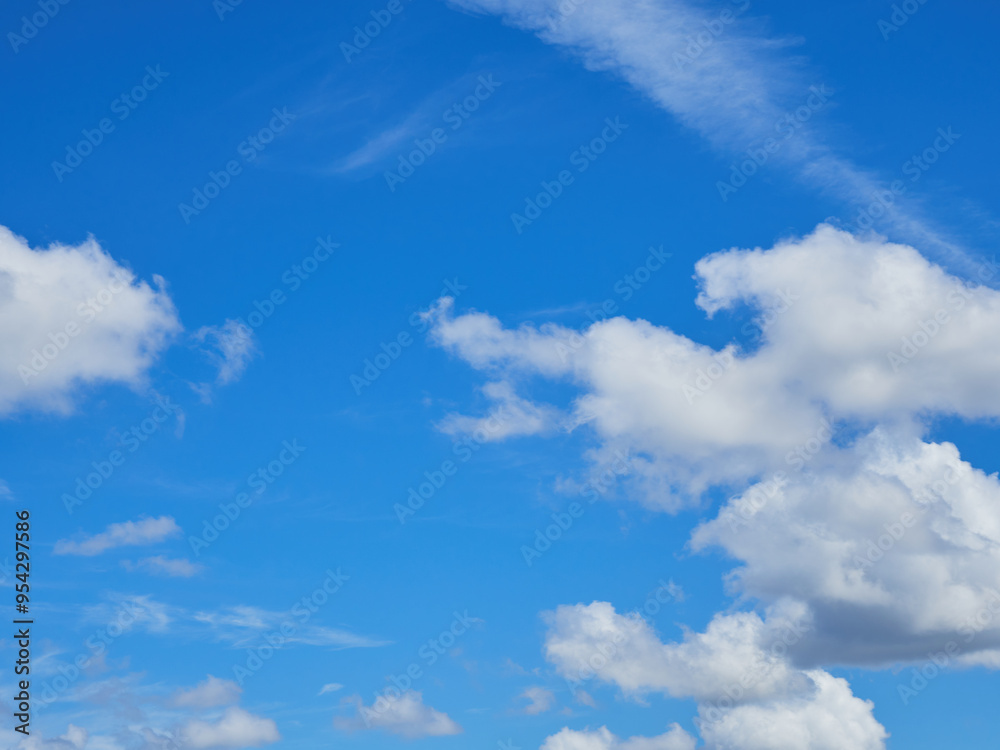 Fototapeta premium 夏の綺麗な青空と雲の風景