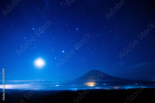 北海道ニセコの羊蹄山と月と星 