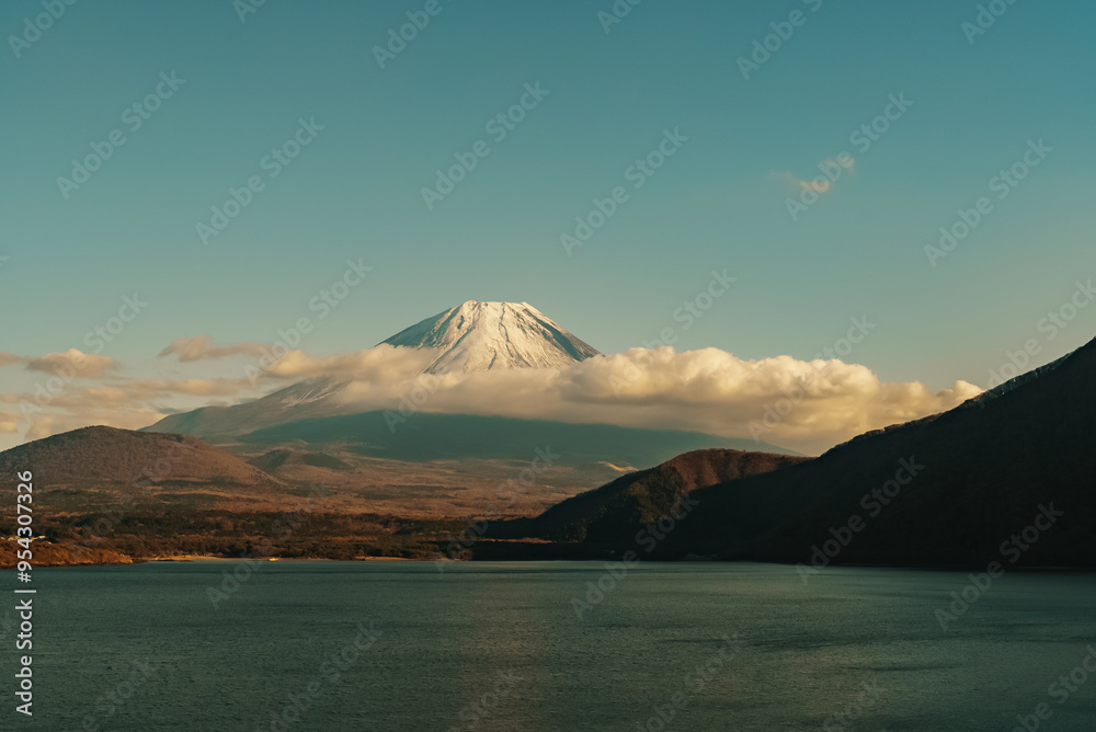 Fototapeta premium Mount Fuji at lake Motosu near Kawaguchiko, one of the Fuji Five Lakes located in Yamanashi, Japan. Landmark for tourists attraction. Japan Travel, Destination, Vacation and Mount Fuji Day concept