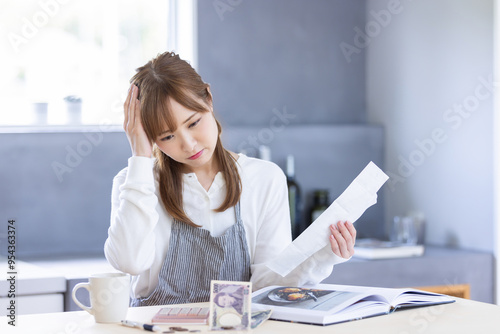 家計に悩む主婦 managing household finances