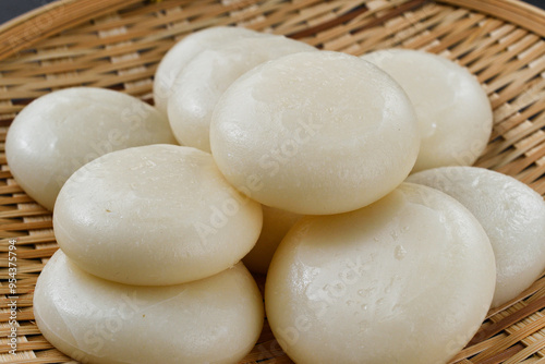 日本のお正月：ザルに入った丸餅　黒背景　コピースペースあり   Japanese New Year: round rice cakes (Maru mochi) in a colander, black background, copy space available photo