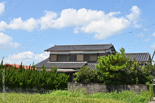 瓦屋根の日本家屋