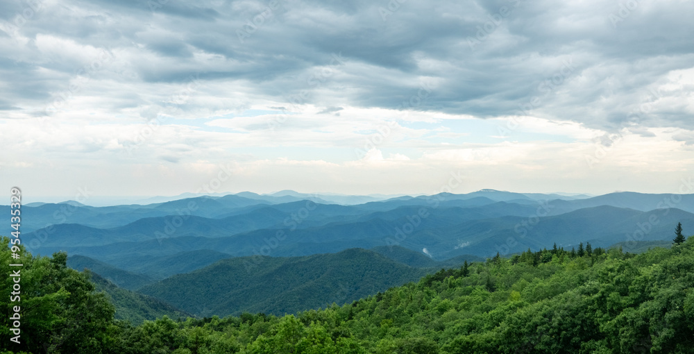Fototapeta premium morning drive around blue ridge parkway in north carolina towards asheville from blowing rock