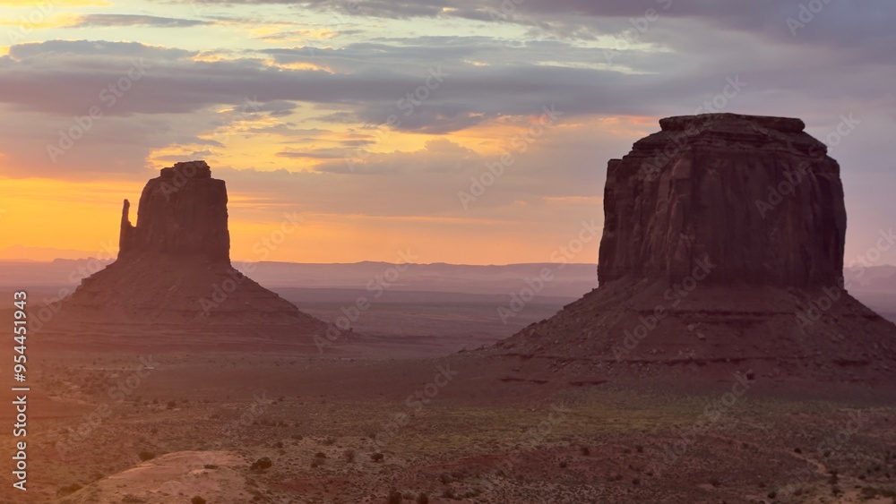 Fototapeta premium Majestic Monoliths: Exploring the Iconic Buttes of Monument Valley 