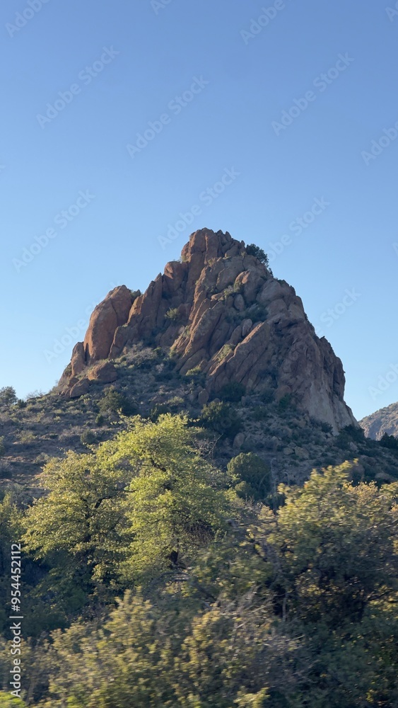 Fototapeta premium Arizona Peaks: Rocky Mountain Majesty in the Desert 