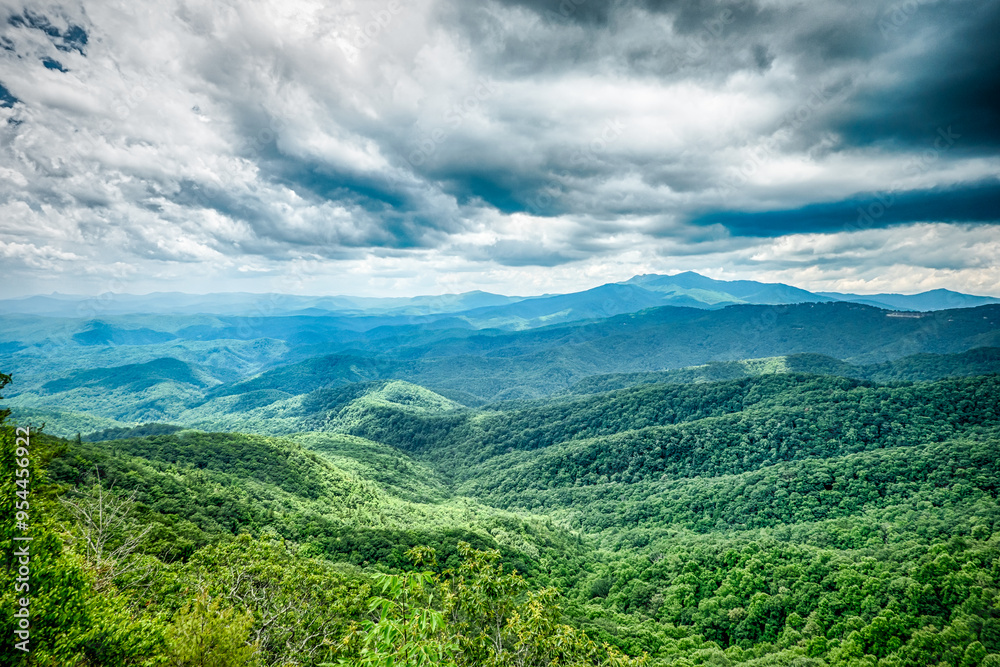 Obraz premium morning drive around blue ridge parkway in north carolina towards asheville from blowing rock