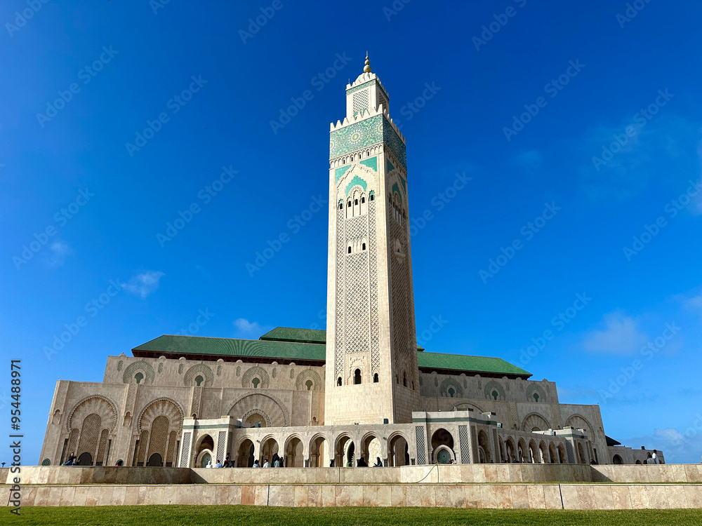 Fototapeta premium Hassan II Mosque, a mosque in Casablanca, Morocco. It is the largest functioning mosque in Africa and is the 7th largest in the world.