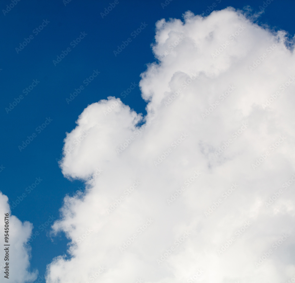 Obraz premium Clouds on the blue sky as a background