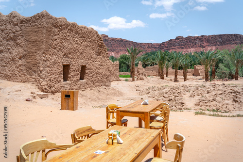 Restaurant mit Tischen und Stühlen in Immergrüner Oase im Oasis Heritage Trail Dattelpalmen im Wüstenland AlUla Medina Saudi-Arabien photo