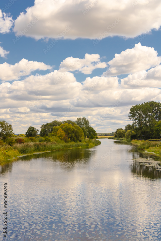 2.09.2024 Tykocin Polska. Czysta natura nad rzeką Narew, widok z mostu.