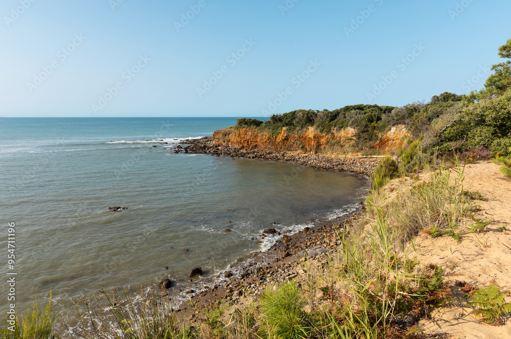 Les falaises ocres de la pointe de Cayola aux Sables d'Olonne (Vendée - France) Les falaises ocres de la pointe de Cayola aux Sables d'Olonne (Vendée - France)