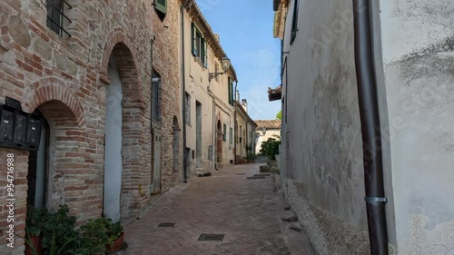 Vicoli nell'antico borgo di Castelbellino nelle marche photo