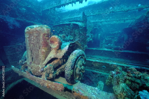 Autobotte nella stiva della nave San Francisco Maru, affondata nell'arcipelago di Truk in Micronesia durante la seconda guerra mondiale