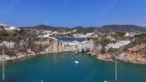 la costa incantevole dell'Isola di Ponza, Lazio, Italia, Meditterraneo. 
Vista Aerea delle baie più belle con il mare calmo in una giornata estiva. Mare, estate, vacanza, nautica. photo