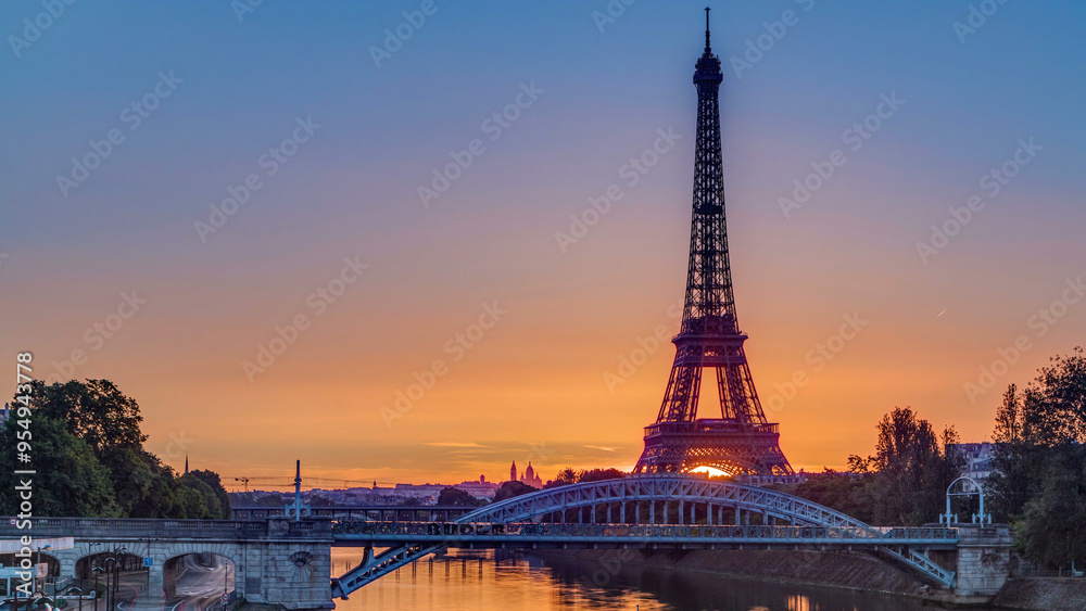 Obraz premium Eiffel Tower sunrise timelapse with boats on Seine river and in Paris, France.